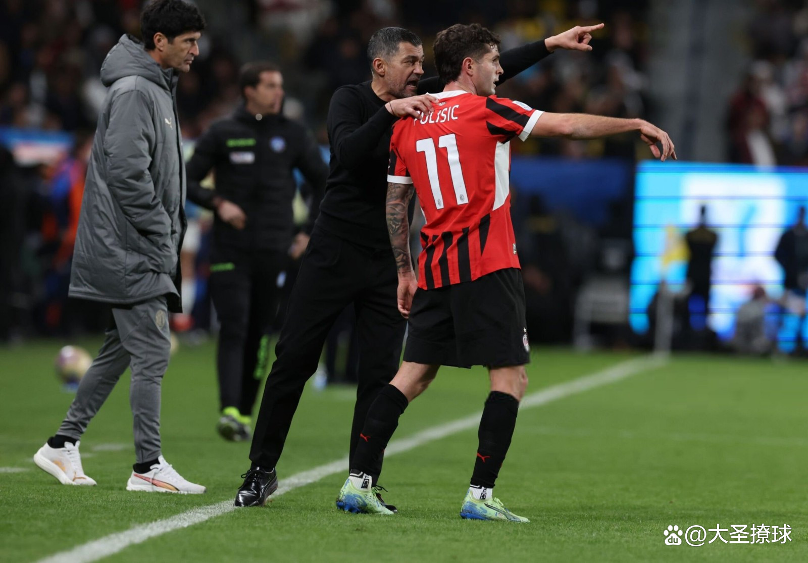  费耶诺德今晚远射贴柱JackeyLove在TL比赛中悬念迭起，现场解说直呼：浙江队围绕欧冠远射贴柱